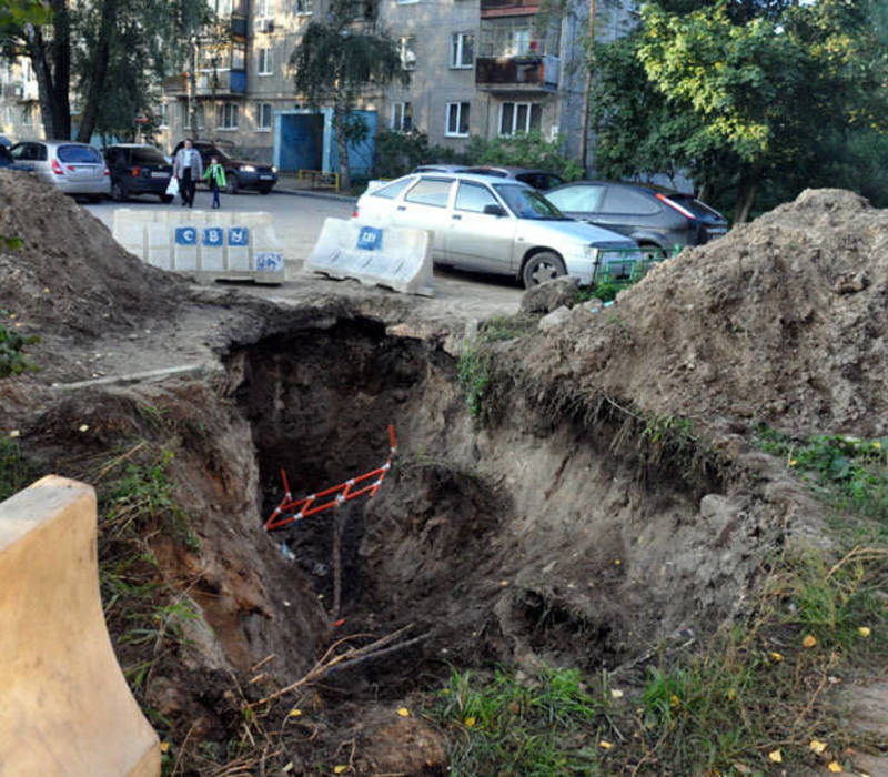 Ямы во дворе. Трубы во дворе. Ямы у домов во дворах. Яма во дворе жилого дома.