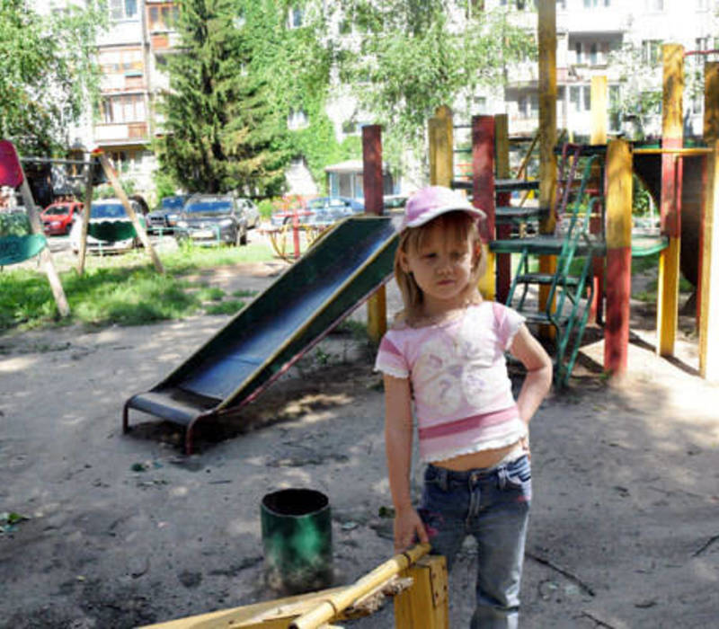 Дети вынуждены гулять среди гвоздей и колдобин