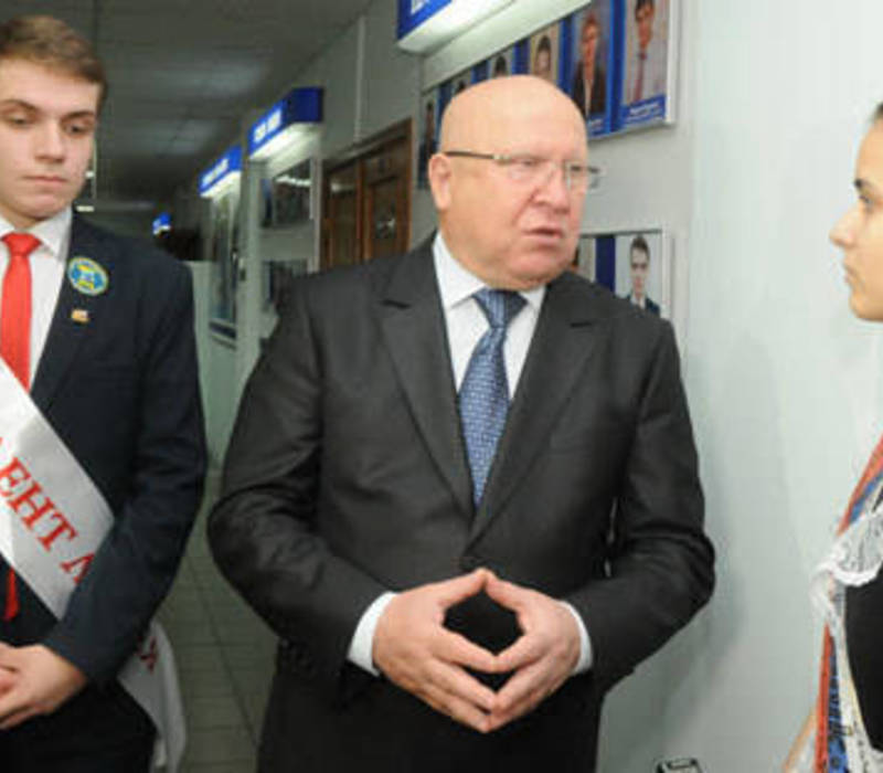 Валерий Шанцев вместе с выпускниками дал последний звонок