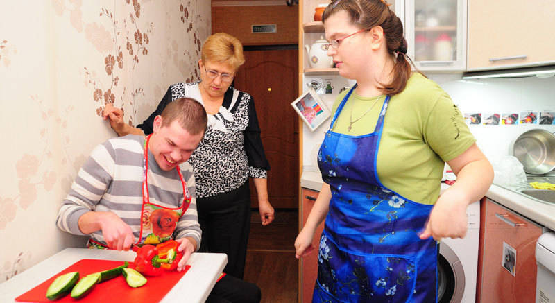 Резать хлеб и зубы чистить