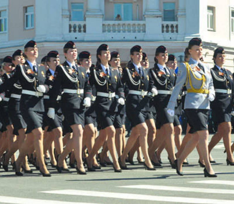 Выправка у них что надо