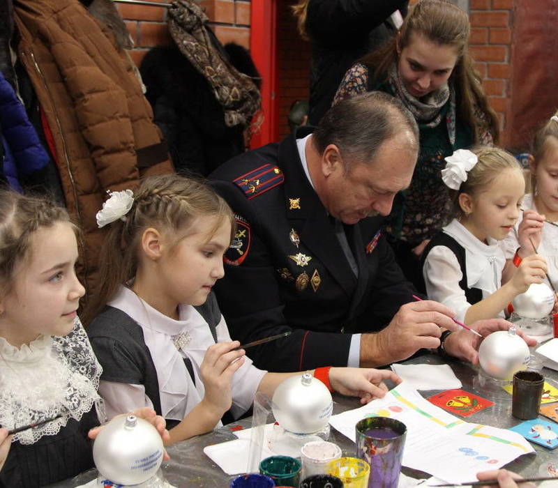 Нижегородский полицейский Дед Мороз подарил школьникам экскурсию на фабрику новогодних игрушек