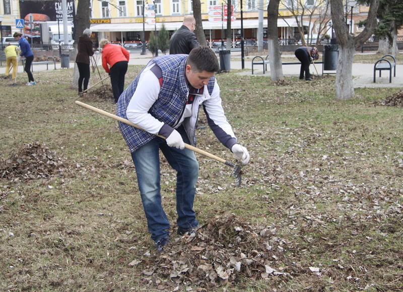 Нижновэнерго провел субботник в сквере на площади Маркина