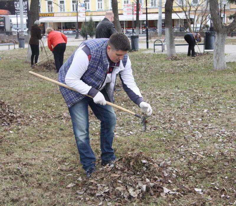 Нижновэнерго провел субботник в сквере на площади Маркина