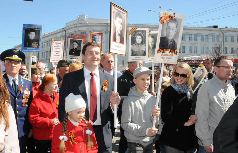 Глеб Никитин прошел в колонне «Бессмертного полка» с портретом своего деда