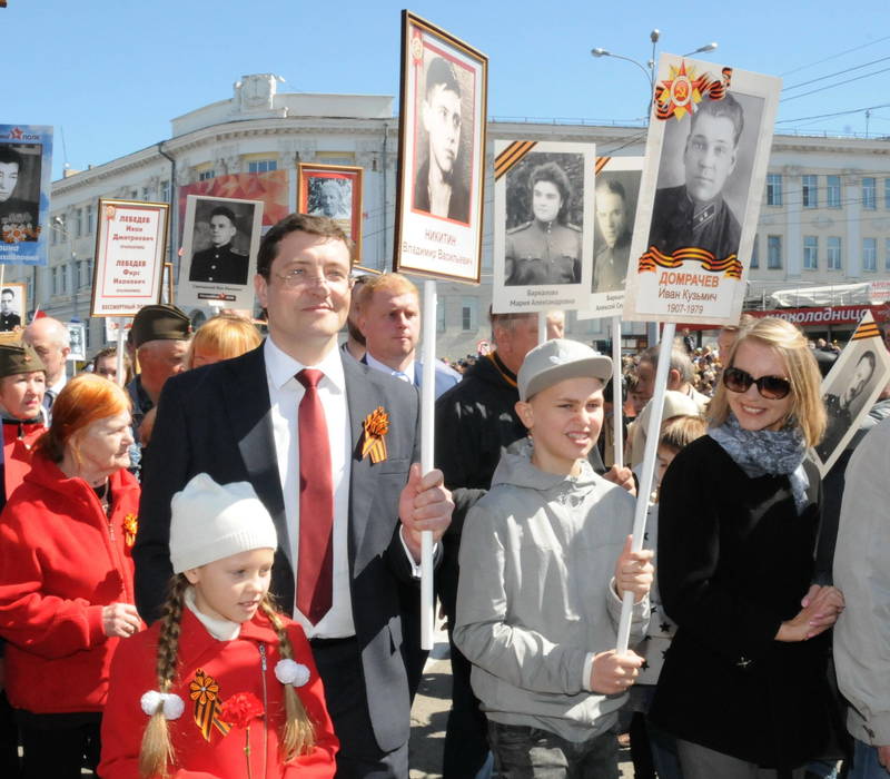 Глеб Никитин прошел в колонне «Бессмертного полка» с портретом своего деда