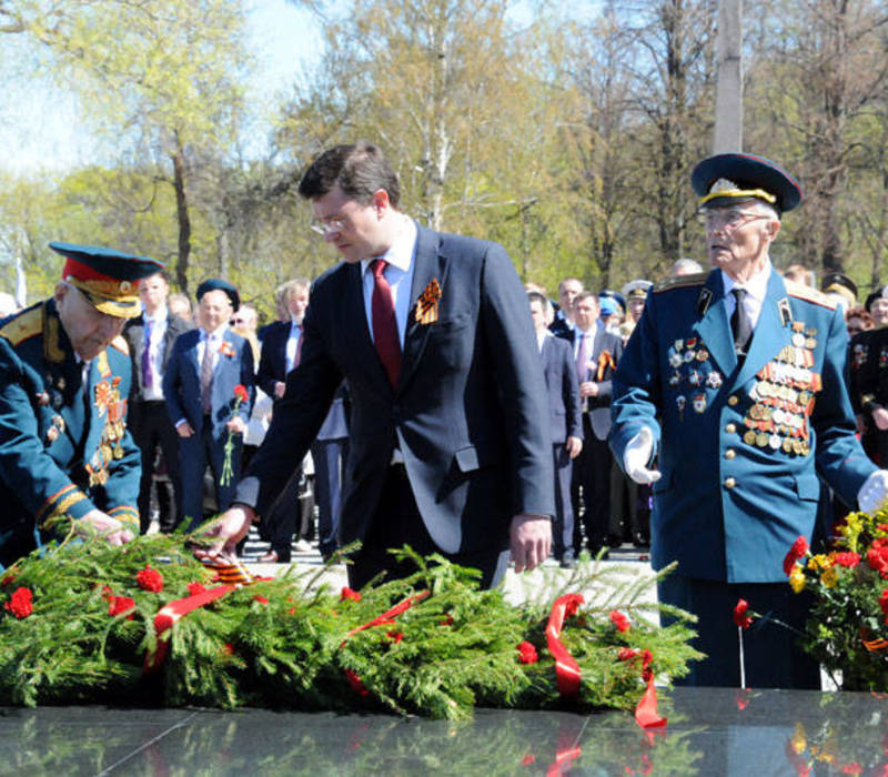 Глеб Никитин возложил цветы к Вечному огню в Нижегородском кремле и наградил старших парадных рассчетов (фоторепортаж)