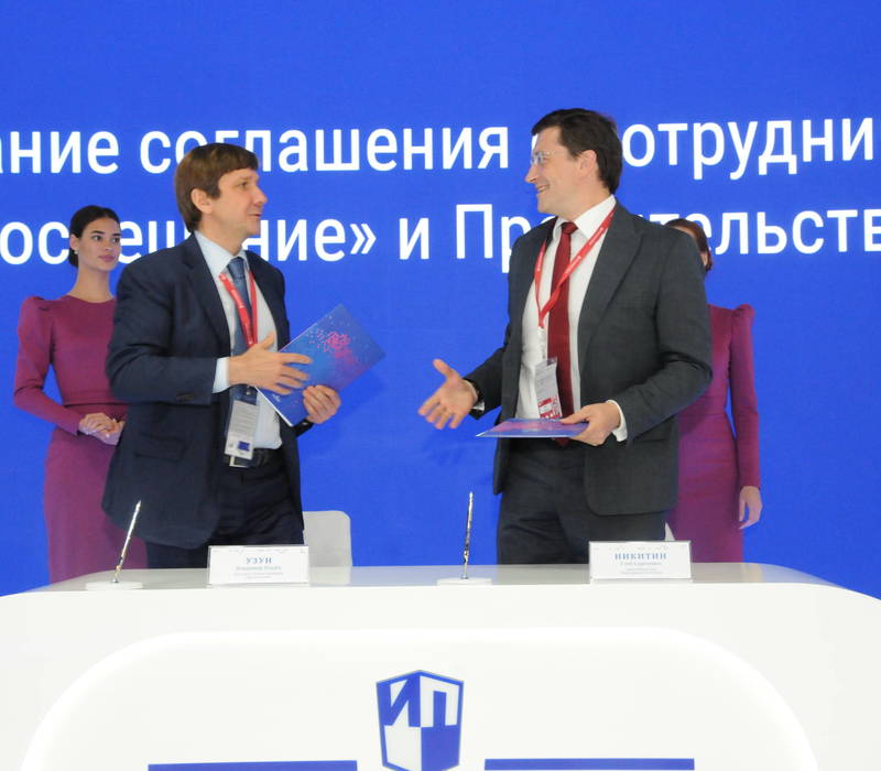 Глеб Никитин подписал соглашение о сотрудничестве с издательством «Просвещение»