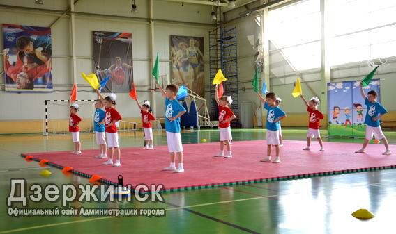 Победителей спортивного фестиваля «Сильные, смелые, ловкие: на зарядку становись!» наградили в Дзержинске