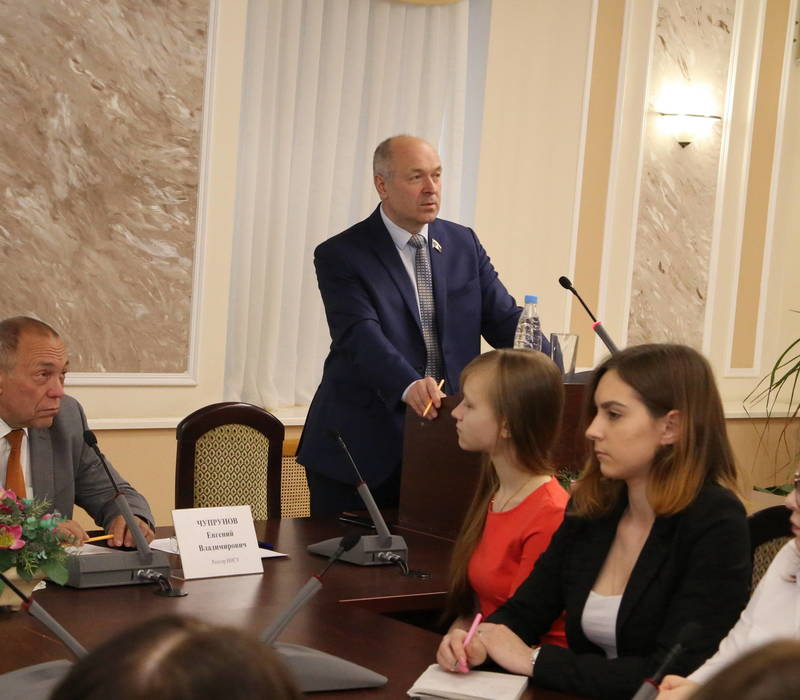 Евгений Лебедев: "Важно донести до молодежи принципы работы законодательных органов власти, рассказать о возможностях участия в нормотворчестве"