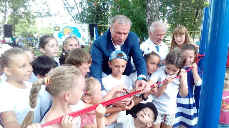 Дмитрий Сватковский открыл воркаут-площадку в Краснооктябрьском районе