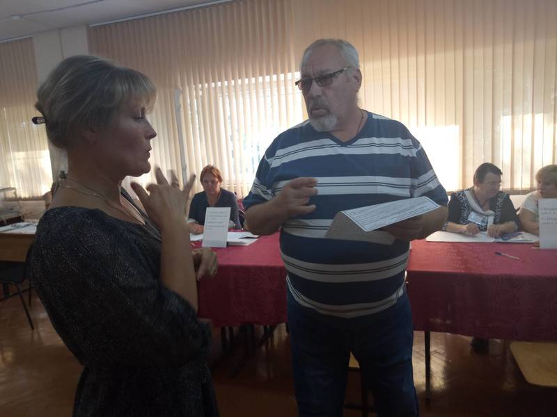 Голосовать гражданам с нарушением слуха на избирательных участках помогают сурдопереводчики