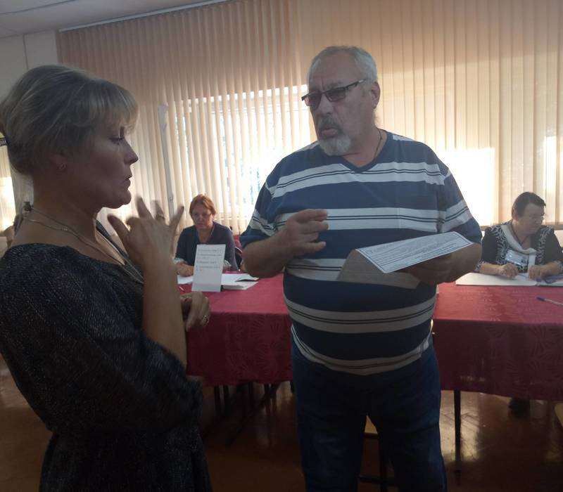 Голосовать гражданам с нарушением слуха на избирательных участках помогают сурдопереводчики