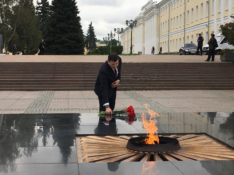 Глеб Никитин возложил цветы к Вечному огню в Нижегородском кремле 
