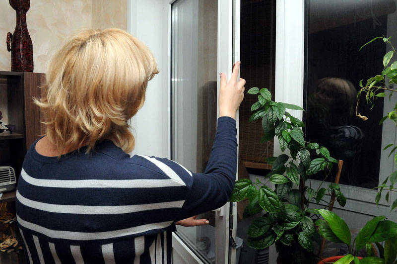Доведенная до отчаяния, она выбросилась с балкона пятого этажа