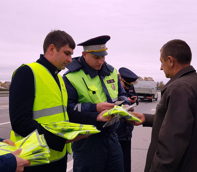 В Нижегородской области на трассе Нижний Новгород – Саратов федеральные дорожники раздали пешеходам светоотражающие жилеты