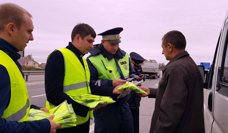 В Нижегородской области на трассе Нижний Новгород – Саратов федеральные дорожники раздали пешеходам светоотражающие жилеты