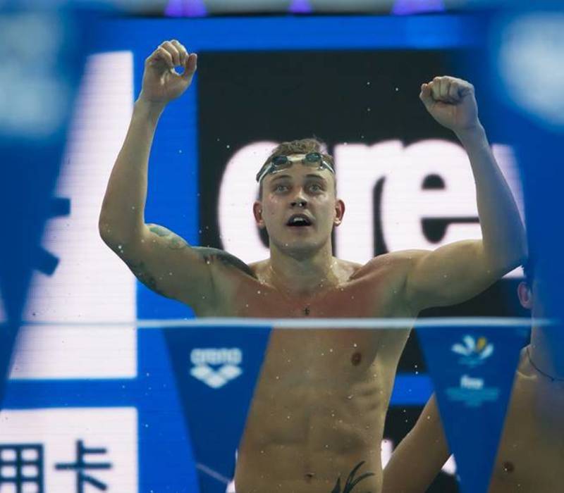 Глеб Никитин поздравил Олега Костина с полным комплектом наград на Чемпионате мира по плаванию на короткой воде