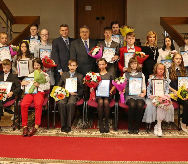Андрей Гнеушев вручил именные стипендии 15 одаренным детям-инвалидам
