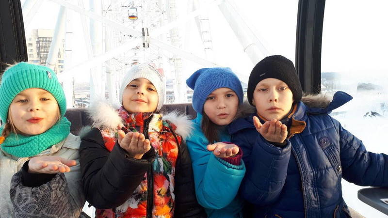 Ребята, принявшие участие в проекте «Мечтай со мной», приехали в Казань, прокатились на колесе обозрения и отправились в аквапарк