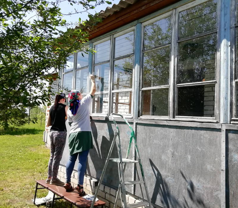 Нижегородские медики продолжают волонтерскую акцию «ДоброВСело» по благоустройству территорий сельских ФАПов