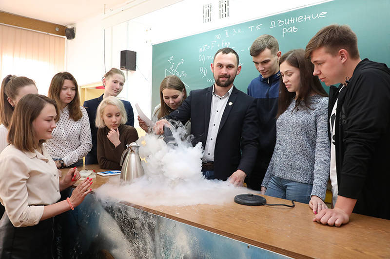 Лучший учитель Нижегородской области преподает в школе, которую окончил сам