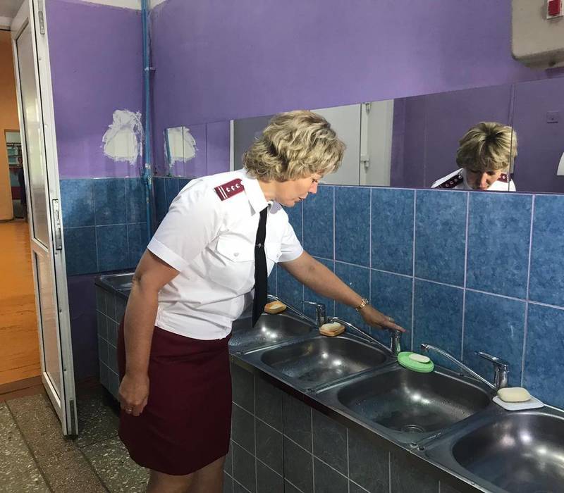 Как пройти роспотребнадзор. Роспотребнадзор в школе. Что проверяет Роспотребнадзор в детском саду. Проверка Роспотребнадзора. В лагере в столовой Роспотребнадзор.