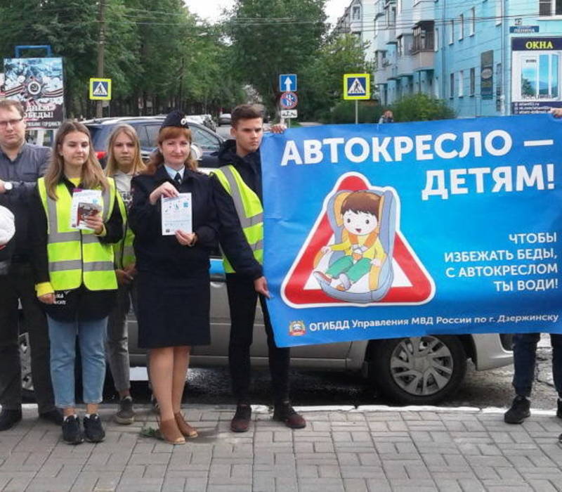 Сотрудники ОГИБДД с общественниками провели профилактическую акцию «Автокресло – детям!»