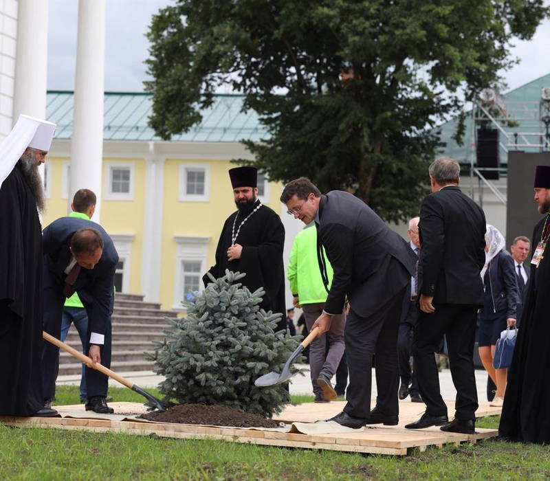 В Сарове заложили памятную аллею в честь освящения главного храма Успенского собора