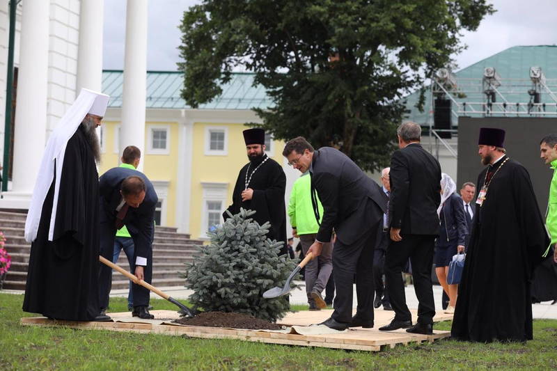 В Сарове заложили памятную аллею в честь освящения главного храма Успенского собора