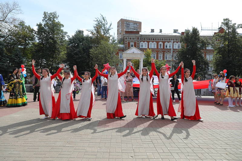 Межнациональный хоровод объединил людей на площади Маркина