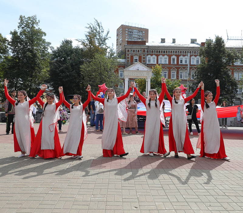 Межнациональный хоровод объединил людей на площади Маркина