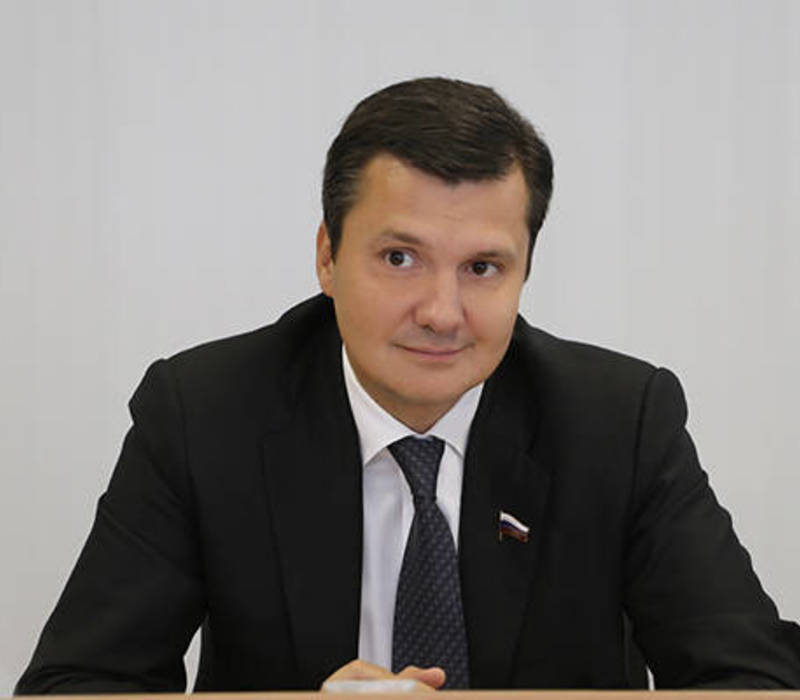 Поздравление депутата Государственной Думы РФ, секретаря НРО партии «Единая Россия» Дениса Москвина с 1 сентября