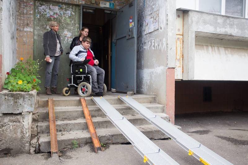 В рамках партпроекта «Единая страна – доступная среда» семье подарили  телескопический пандус 