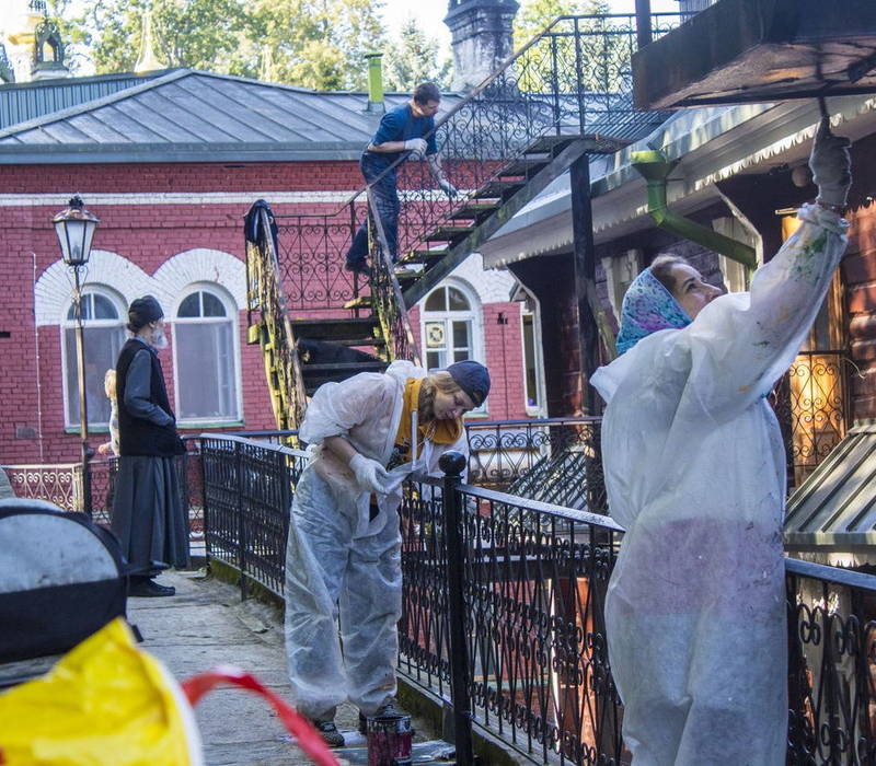 Волонтеры культуры Нижегородской области оказали содействие в благоустройстве Псковско-Печорского Свято-Успенского монастыря