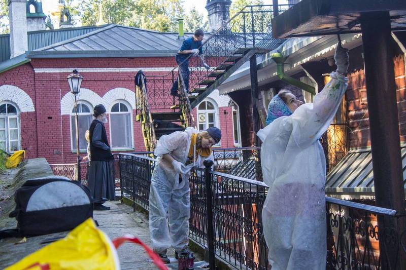 Волонтеры культуры Нижегородской области оказали содействие в благоустройстве Псковско-Печорского Свято-Успенского монастыря