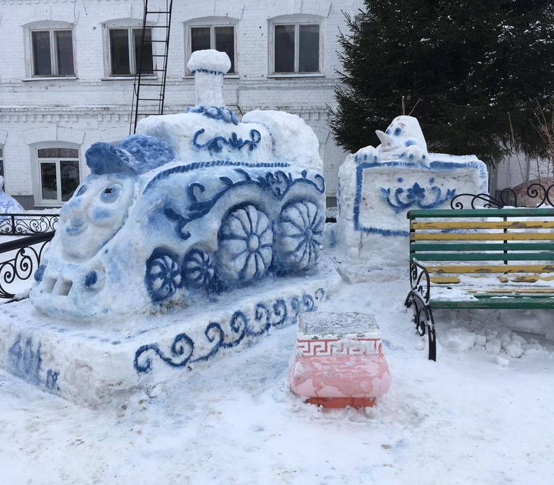 Павловские студенты создали снежные фигуры в стиле гжели