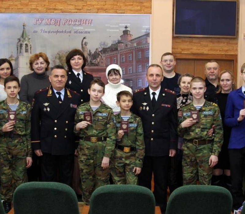 В полицейском главке Нижегородской области вручены первые паспорта гражданина РФ семи юношам