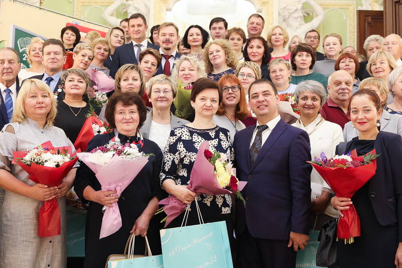 85 лучших нижегородских педагогов получили премии и гранты за достижения в  работе - Нижегородские новости