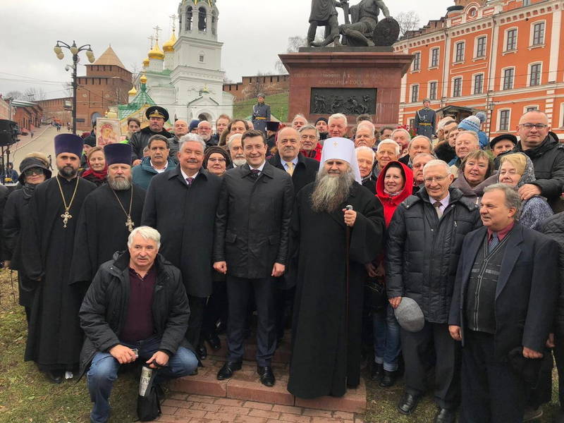 Глеб Никитин возложил цветы к памятнику Минину и Пожарскому на площади Народного единства