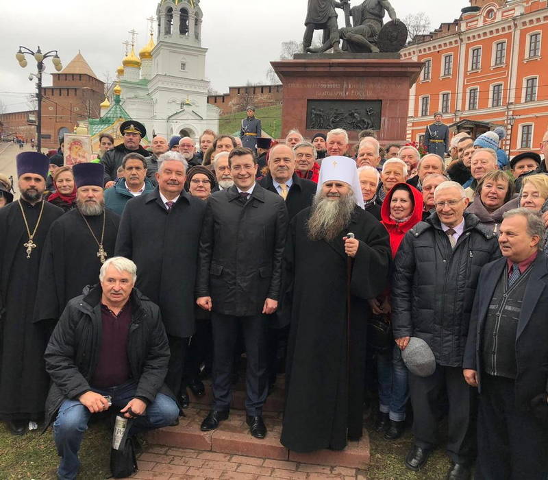 Глеб Никитин возложил цветы к памятнику Минину и Пожарскому на площади Народного единства