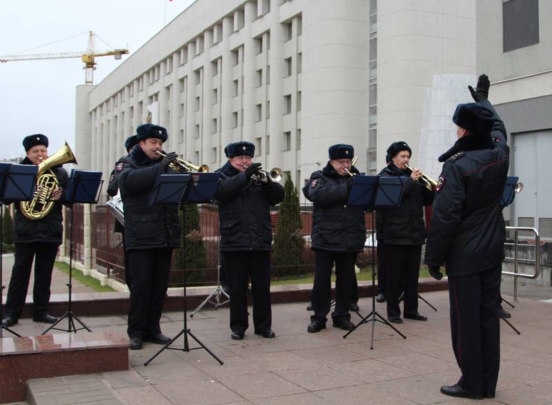 Музыкальное поздравление от полицейского оркестра приняли нижегородцы