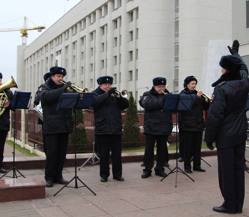 Музыкальное поздравление от полицейского оркестра приняли нижегородцы