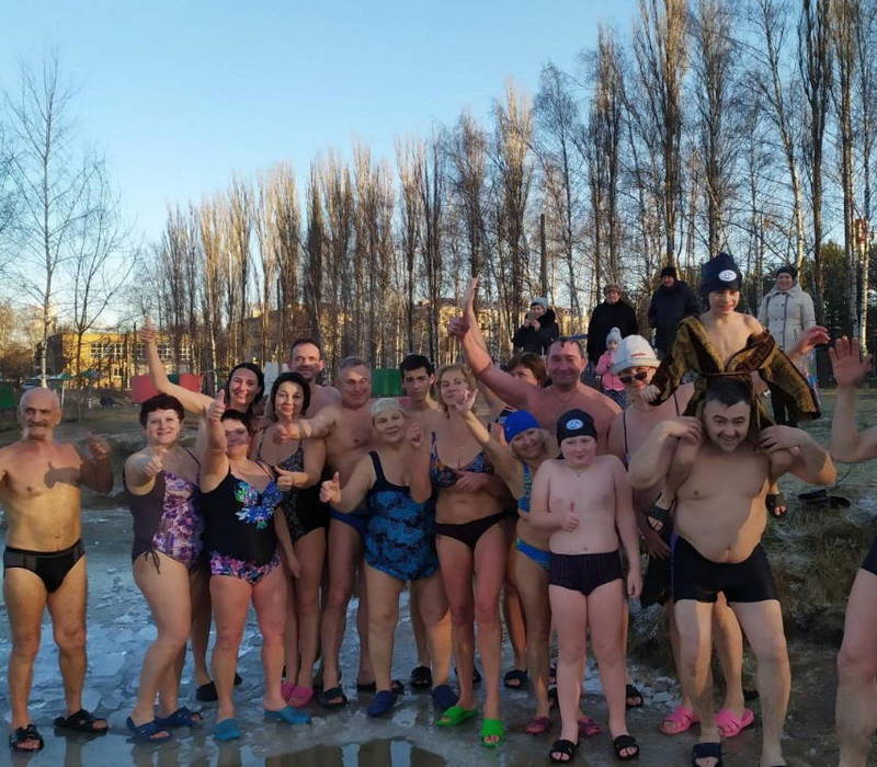 Более 30 нижегородских «моржей» провели массовый заплыв