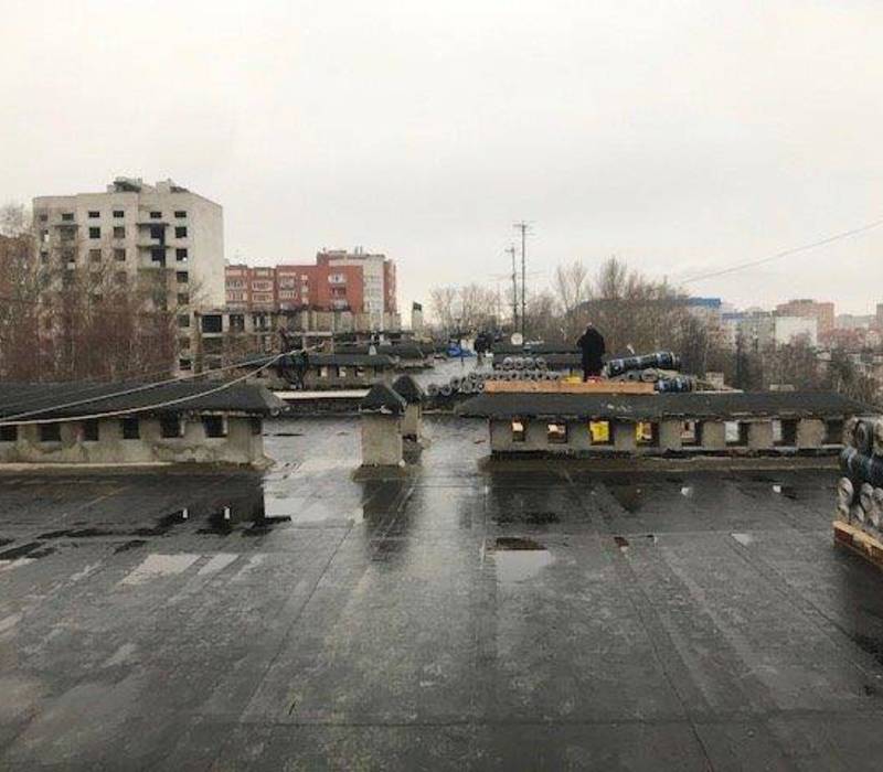Ремонт двух кровель в микрорайоне Щербинки 1 должен завершиться до конца года