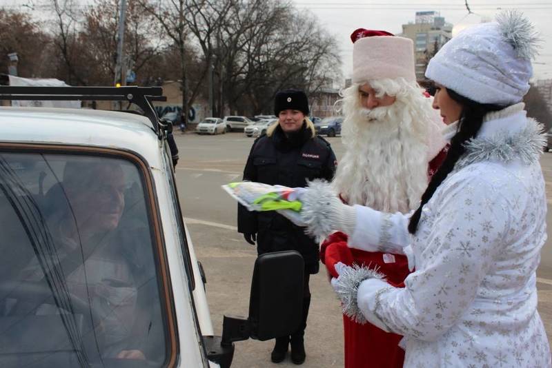 В Нижнем Новгороде полицейский Дед Мороз поздравил водителей и юных участников дорожного движения 