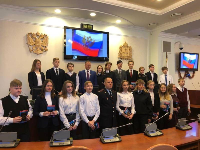 Полицейские в стенах областного парламента вручили паспорта школьникам Нижнего Новгорода 