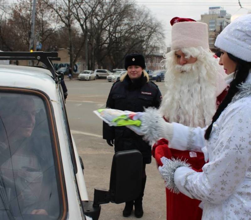 В Нижнем Новгороде полицейский Дед Мороз поздравил водителей и юных участников дорожного движения 