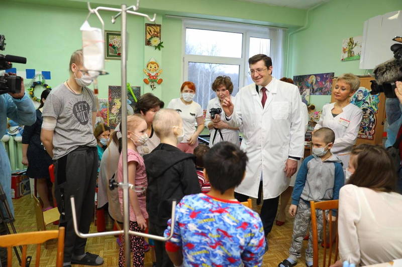Глеб Никитин поздравил с наступающим Новым годом пациентов гематологического отделения детской областной больницы 