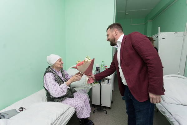 Представители НРО «Единой России» поздравили самого старейшего члена Партии в регионе